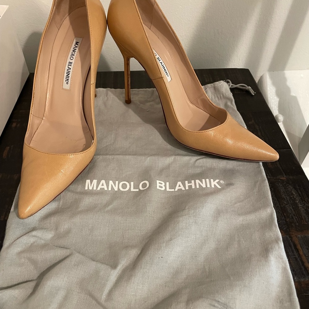 Manola Blanik classic pumps